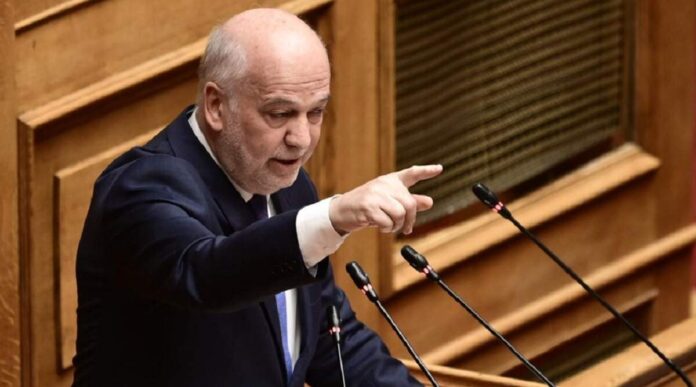 Χυδαίο παραλήρημα Φλωρίδη για τα Τέμπη μέσα στη Βουλή – Επίθεση στους συγγενείς και την αντιπολίτευση