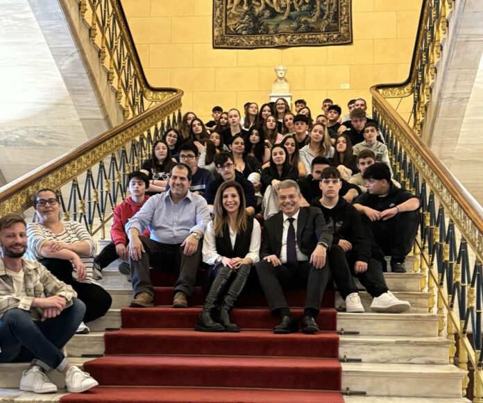 Παναγής Καππάτος-Υποδοχή των μαθητών και των εκπαιδευτικών του Κοργιαλενείου 1ου Γυμνασίου Αργοστολίου στη Βουλή των Ελλήνων