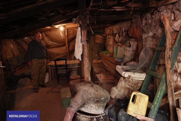 Αφηγήσεις για την παραμυθένια ιστορία του τσίπουρου στο 300 ετών κατώι, στην Ανωγή Ιθάκης.