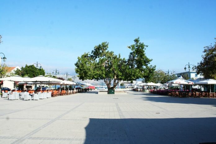 Το ληξουριώτικο κουτσομπολιό της πλατείας