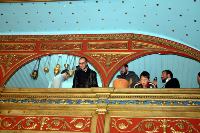 Η ρίψη των πήλινων αγγείων κατά την Ανάσταση «Το σπάσιμο της στάμνας»