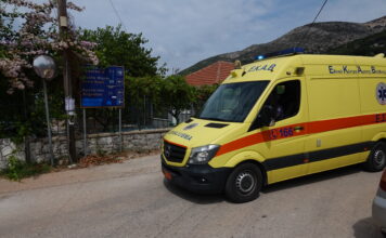 Από θαύμα δεν υπήρξαν θύματα στον Αγκώνα – Αυτοκίνητο με οικογένεια Γερμανών ανετράπη