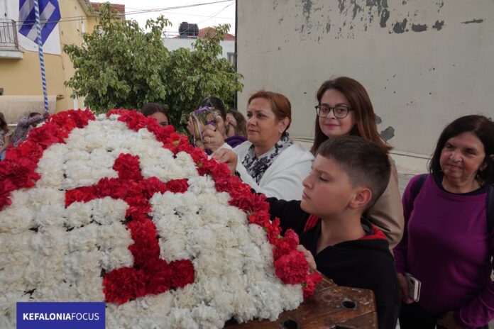 Ο στολισμός του Επιταφίου στο Ι.Ν Αγίου Νικολάου στην Ιθάκη