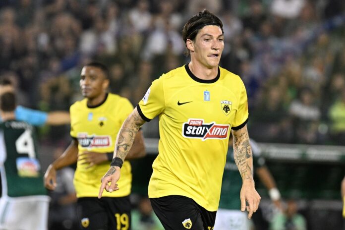 Ο Ελβετός διεθνής άσσος της ΑΕΚ Στίβεν Τσούμπερ για διακοπές στην Κεφαλονιά.