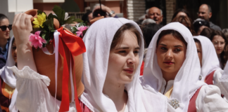 «Ανάστα ο Θεός»: Το Λύκειο Ελληνίδων Αργοστολίου αναβιώνει το πασχαλινό έθιμο στην Πλατεία Καμπάνας