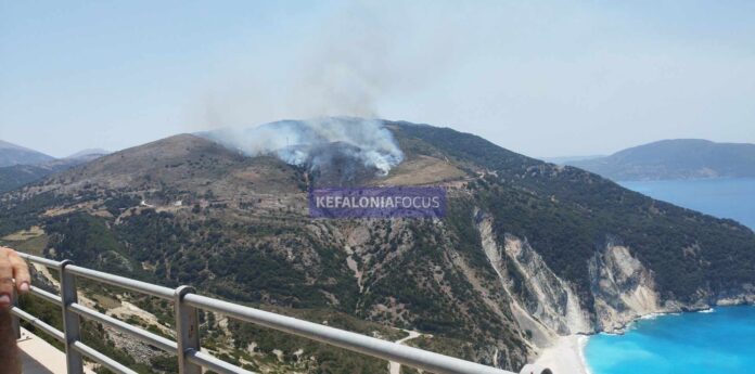Φωτιά πάνω από την παραλία του Μύρτου