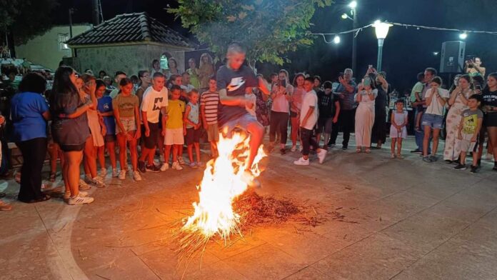 Με άφθονο κέφι, φαγητό και κόσμο αλλά και φωτιά έγινε ο εορτασμός του Αϊ Γιάννη του Λαμπαδάρη στα Τζαννάτα!