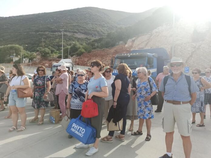 Μέλη των ΚΑΠΗ Αργοστολίου και Λειβαθούς, παρευρέθησαν στην τελετή υποδοχής,του Οικουμενικού Πατριάρχη από τον Δήμο Ιθάκης.