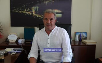 Ο Παναγής Δρακουλογκώνας αποχαιρετά τον Νίκο Μανουσάκη