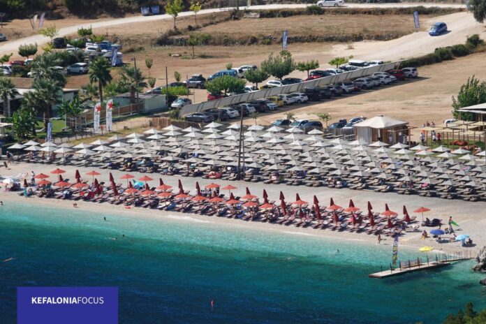 Πεδιό μαχών και φέτος οι ελληνικές παραλίες: Το στοίχημα των ελέγχων, τα πρόστιμα και οι αλληλοκαταγγελόμενοι επιχειρηματίες