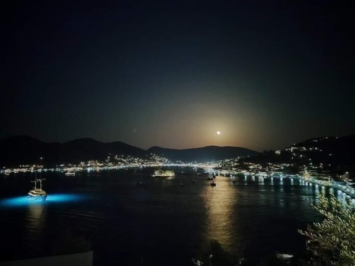 Η μαγευτική πανσέληνος του Ιουλίου στο Βαθύ ΙΘάκης