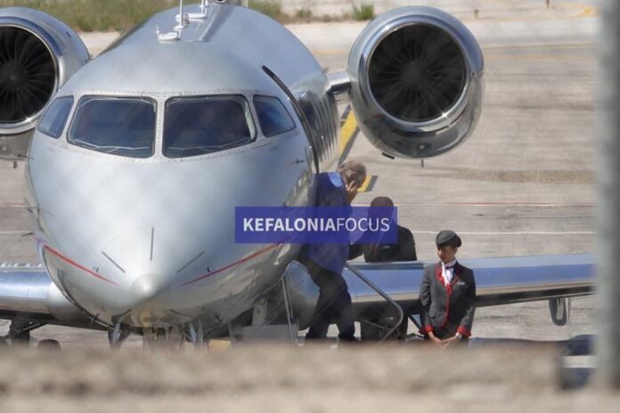 VIP αφίξεις στο αεροδρόμιο.Ο Θόδωρος Αγγελόπουλος με λίαρ τζετ στην Κεφαλονιά