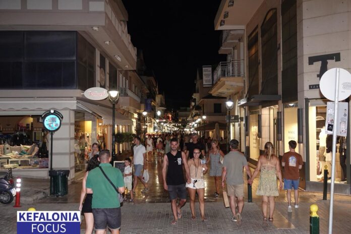 Ανήμερα Δεκαπενταύγουστου -Κοσμοπλημμύρα στην βραδινή περατζάδα στο Αργοστόλι [pics&video