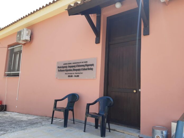 Διαμαρτυρία τουρίστα για ανεπαρκή ενημέρωση των ωρών λειτουργίας του Λαογραφικού Μουσείου Ζερβάτων