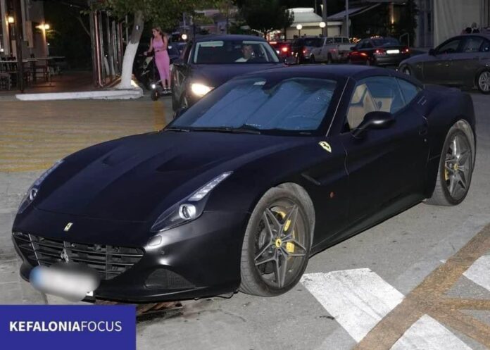 Η εντυπωσιακή Ferrari California τράβηξε τα βλέμματα των περαστικών στη γέφυρα Δεβοσέτου