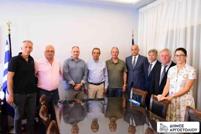 Ο Πρέσβης της Σερβίας κ. Νικόλα Νεντέλκοβιτς στο Δημαρχείο Αργοστολίου