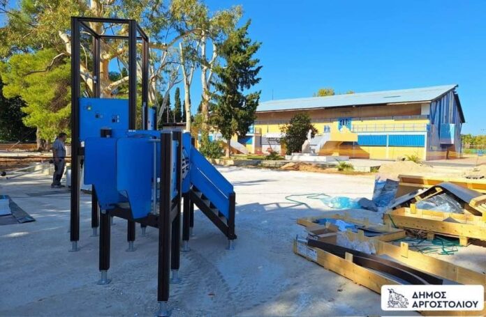 Συνεχίζονται οι εργασίες ανάπλασης στον περιβάλλοντα χώρο (αλσύλλιο) του Κλειστού Γυμναστηρίου Αργοστολίου.