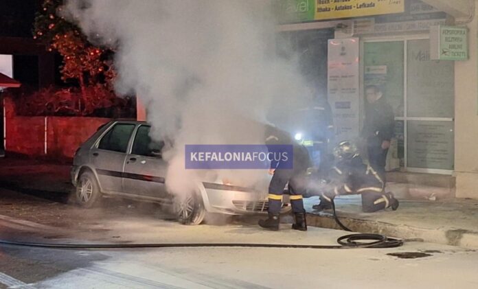 Κεφαλονιά: Αυτοκίνητο πήρε φωτιά στην οδό Δεβοσέτου