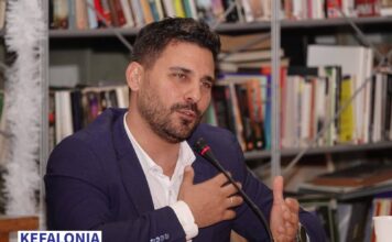 Ο Γεράσιμος Γαβριελάτος αποχαιρετά τον συνάδελφο και φίλο Νίκο Μανουσάκη