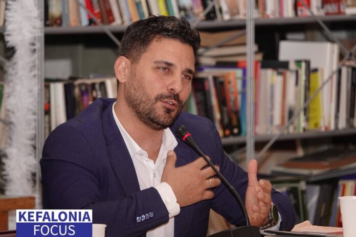 Ο Γεράσιμος Γαβριελάτος αποχαιρετά τον συνάδελφο και φίλο Νίκο Μανουσάκη