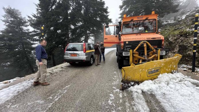 Σε καθαρισμό του δρόμου που οδηγεί στον Αίνο προχώρησε η Πολιτική Προστασία