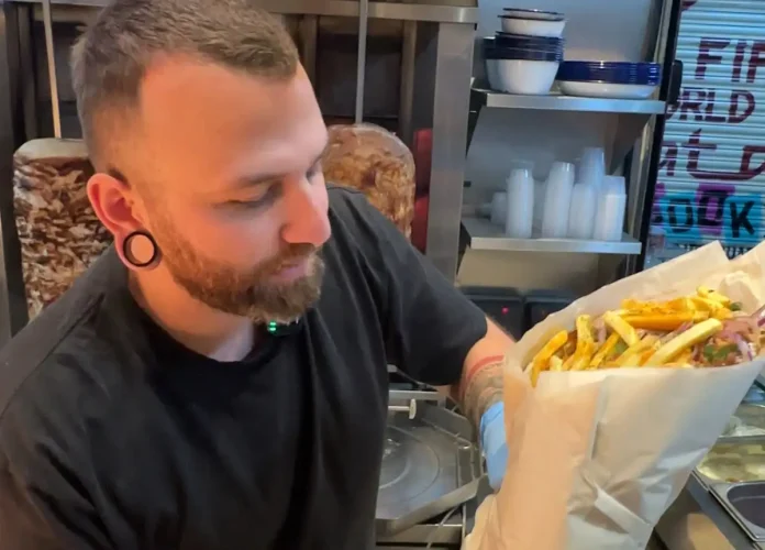 Ο Κεφαλλονίτης Ηλίας Γεωργάτος γιος του γνωστού Θεοδόση Γεωργάτου-Τσίλικος «τρελαίνει» το Λονδίνο προκαλώντας τους Βρετανούς με «γίγα γύρο» 4 κιλών