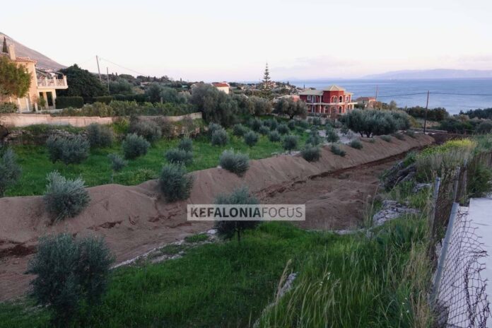 Επιχωμάτωση-μπάζωμα στο ρέμα Βαρούνι στα Μουσάτα. Κανείς δεν το είδε;