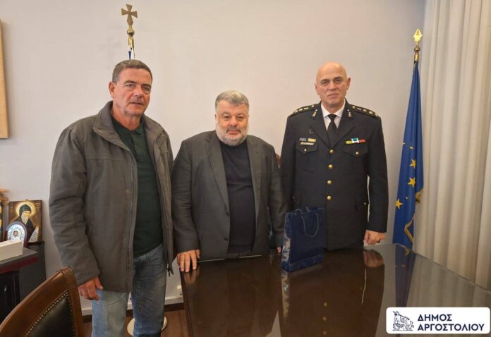 Εθιμοτυπική επίσκεψη του νέου Διοικητή Πυροσβεστικών Υπηρεσιών Κεφαλληνίας και Ιθάκης στο Δημαρχείο Αργοστολίου