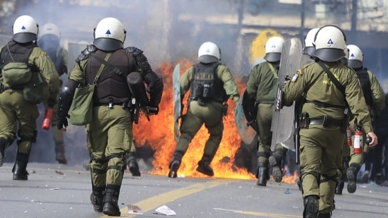 Η ματωμένη φωτογραφική μηχανή ρεπόρτερ που χτυπήθηκε από κρότου-λάμψης στο Σύνταγμα