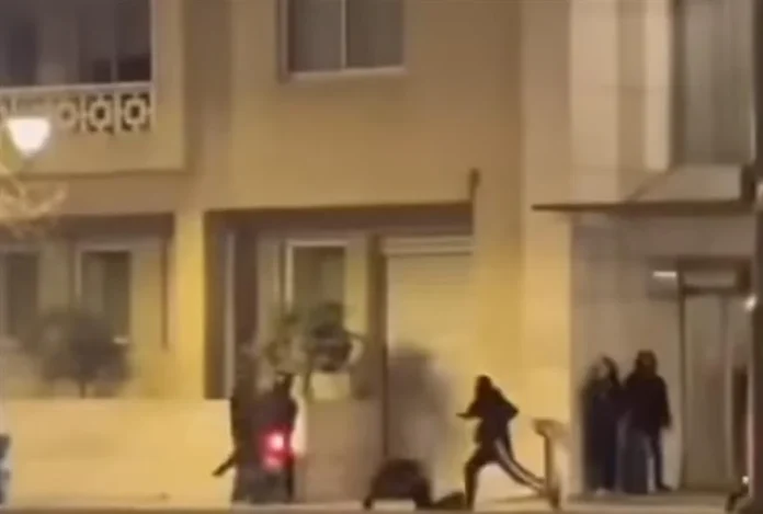 Σάλος με νέο βίντεο αστυνομικής αυθαιρεσίας: Έπεσαν με μηχανάκια πάνω σε διαδηλωτή