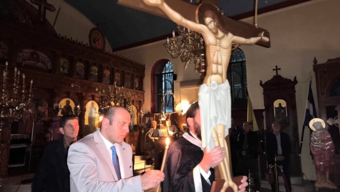 Με βαθειά κατάνυξη κορυφώθηκε το Θείο Δράμα της Σταύρωσης του Χριστού στον Πόρο Κεφαλονιάς!