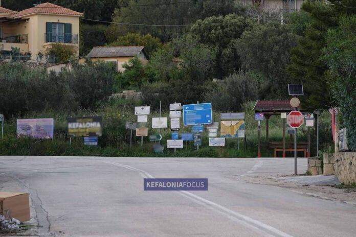 Κόμβος Αεροδρομίου: Απαράδεκτη εικόνα με παράνομες πινακίδες – Γιατί δεν τις απομακρύνεται κ.Αντιπεριφερειάρχη