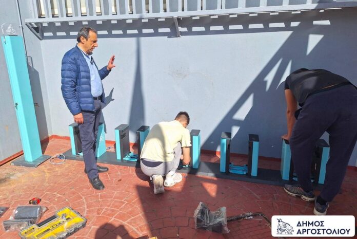 Σπύρος Σαμούρης: Ξεκίνησε η εγκατάσταση 40 θέσεων στάθμευσης – φόρτισης ηλεκτρικών ποδηλάτων στο Αργοστόλι