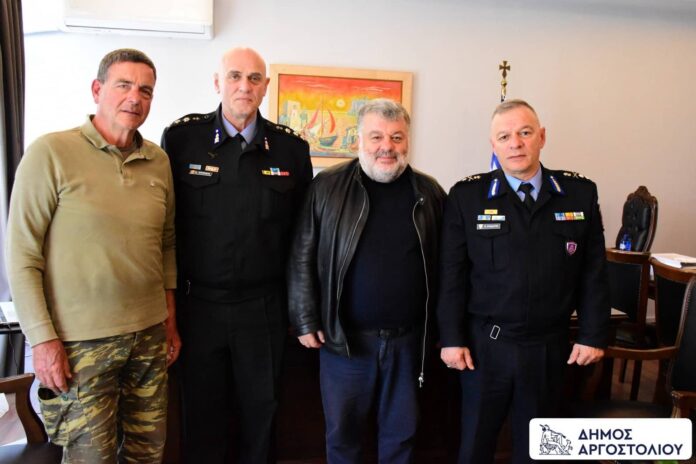 Εθιμοτυπική επίσκεψη Συντονιστή Επιχειρήσεων Πελοποννήσου, Δυτικής Ελλάδας και Νήσων, Υποστράτηγου Γ.Κ. Βασίλειου Σολδάτου στον Δήμαρχο Αργοστολίου