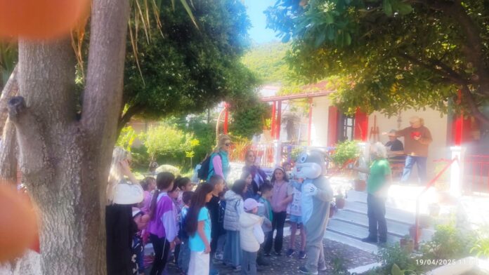 Ο Γιγάντιος Λαγός και το κυνήγι των Πασχαλινών Αυγών έκανε χαρούμενα τα παιδιά στον Πόρο Κεφαλονιάς!