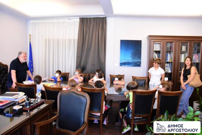 Με χαρούμενες φωνές και χαμογελαστά προσωπάκια πλημμύρισε το γραφείο του Δημάρχου Αργοστολίου!