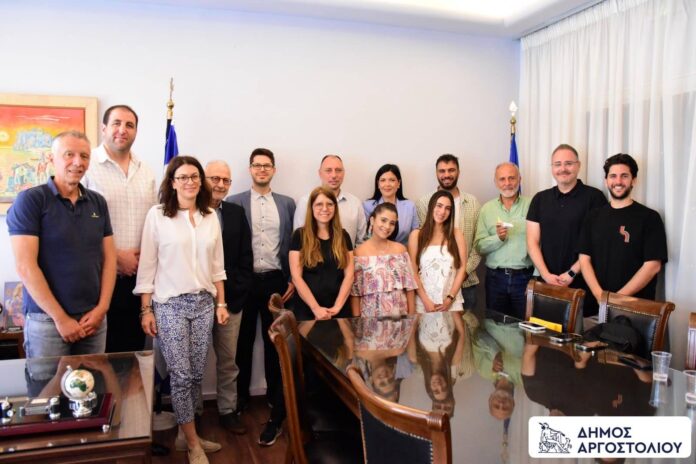 ΤΕ ΚΚΕ: Οι δημοτικές αρχές Αργοστολίου -Ληξουρίου φωτογραφίζονται χαμογελαστές με τους εκπροσώπους του κράτους – δολοφόνου του Ισραήλ