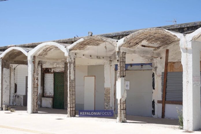 Δήμαρχε Αργοστολίου «Γκρεμίστε την παλιά αγορά — Η παλιά αγορά της πόλης, με τα ερειπωμένα και εγκαταλελειμμένα κτίριά της, δεν προσφέρει πλέον τίποτα στην κοινωνική και εμπορική ζωή του Αργοστολίου