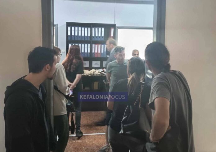 Πρωτοφανής καθιστική διαμαρτυρία δημοτών στο Δημαρχείο Αργοστολίου – Στο στόχαστρο ο Θεόφιλος Μιχαλάτος για αυθαίρετη απόπειρα σφραγίσματος επιχείρησης