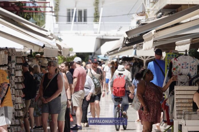 Αργοστόλι: Τέντες καταστημάτων προκαλούν συνωστισμό και αισθητική υποβάθμιση στο λιθόστρωτο