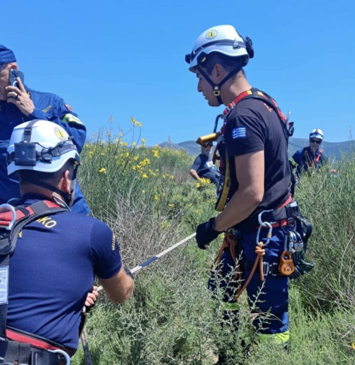 Σε εξέλιξη επιχείρηση απεγκλωβισμού κυνηγού σε γκρεμό στα Μαυράτα