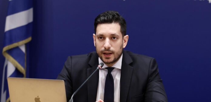 Γιώργος Καραμέρος / Ο Κυρανάκης θέλει να διαλύσει τον κλάδο των ταξί – Προμοτάρει την Uber