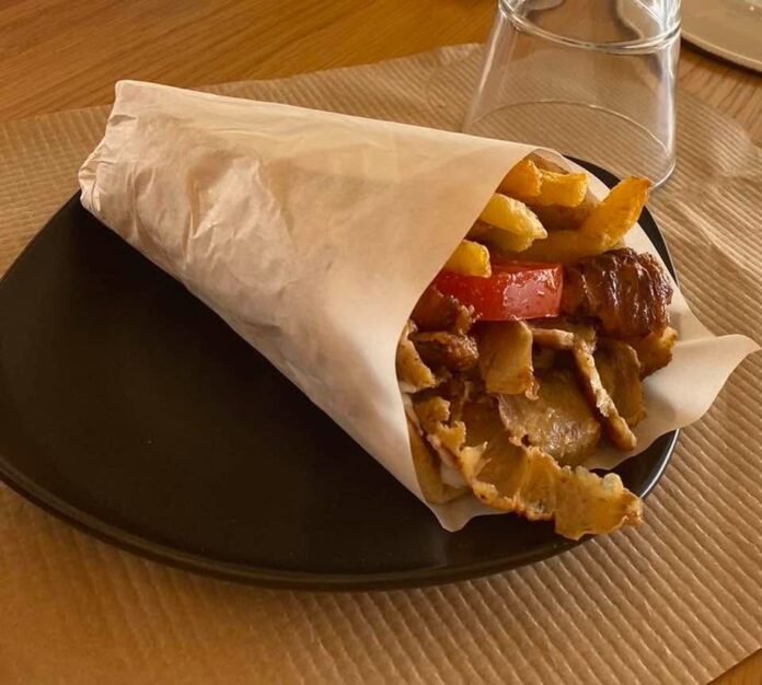 Το σουβλάκι και οι σουβλατζήδες.Του Ηλία Μαμαλάκη