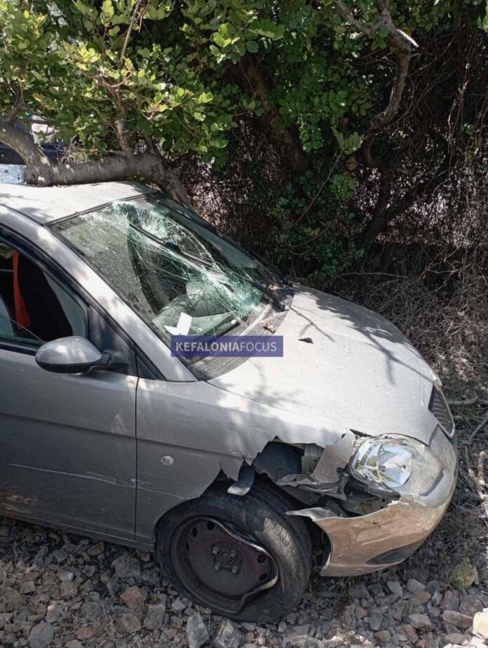 Παραλίγο τραγωδία στην Άσσο – Αυτοκίνητο με δύο κοπέλες βγήκε εκτός δρόμου και προσέκρουσε σε δέντρο