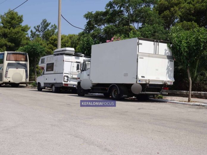 Περιβολάκι Αργοστολίου – Χώρος στάθμευσης τουριστικών λεωφορείων κατειλημμένος από φορτηγά