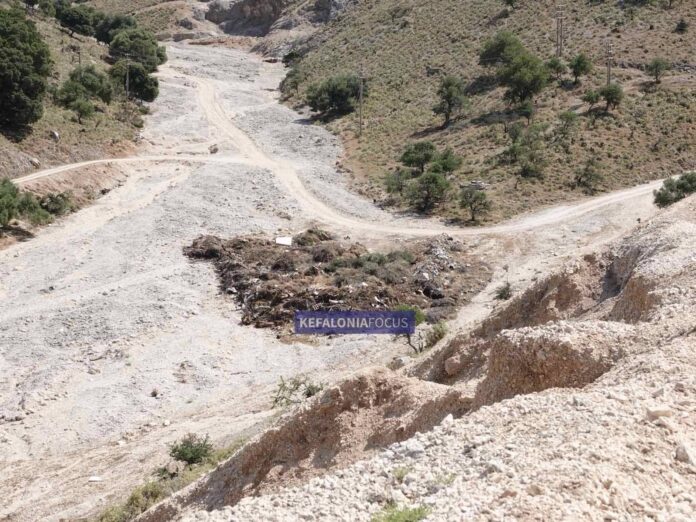 Νέα παράνομη χωματερή στο ρέμα της Φάλαρης – Αδιαφορία και κίνδυνος για την Αγία Ευφημία