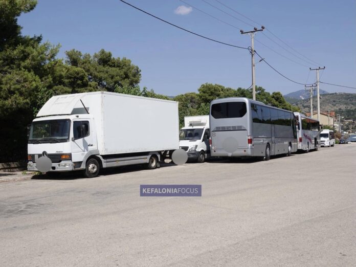 Περιβολάκι Αργοστολίου: Αγανάκτηση επαγγελματιών οδηγών τουριστικών λεωφορείων – Κατάληψη θέσεων στάθμευσης από φορτηγά