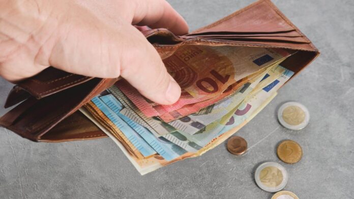 Στο 52% του ευρωπαϊκού μισθού η Ελλάδα – Στο χαμηλότερο επίπεδο έναντι της Ε.Ε.