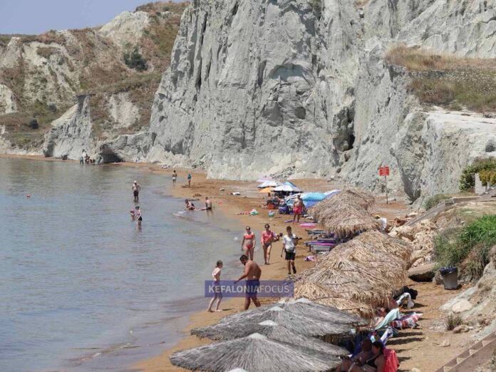 Παραλία Ξι: Εκεί που το κεραμιδί της άμμου συναντά την πολυτέλεια της φύσης