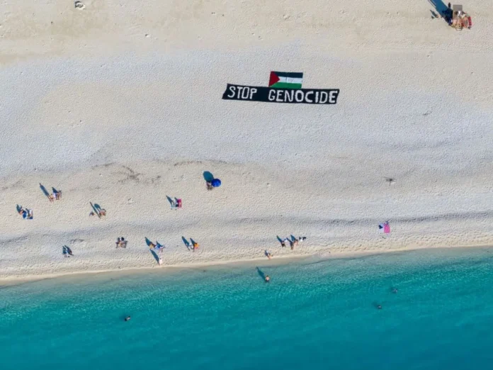 Κεφαλονιά: Ισραηλινές τουρίστριες εξοργίστηκαν με μήνυμα κατά της γενοκτονίας στην παραλία του Μύρτου- Προσπάθησαν να το καταστρέψουν (Video)